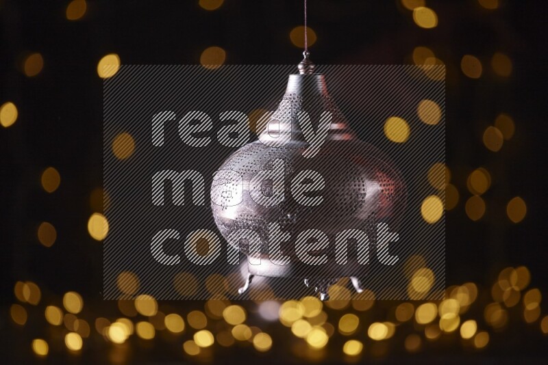 فانوس رمضان تقليدي محاط بأضواء الزينة المتوهجة