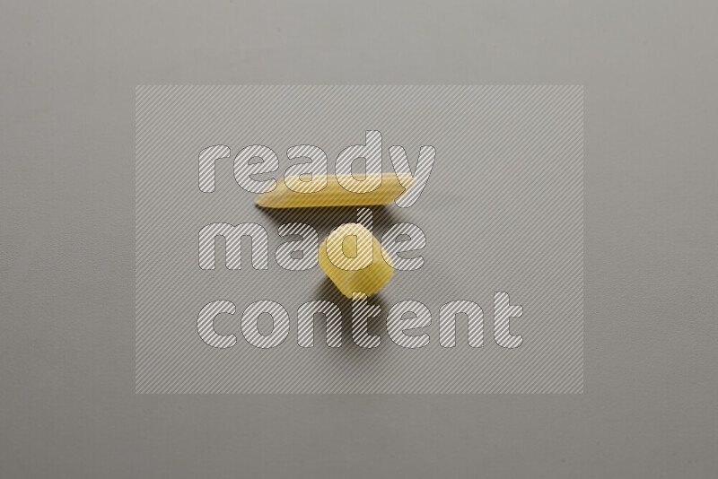 معكرونة خواتم مع أنواع أخري من المعكرونة علي خلفية رمادية