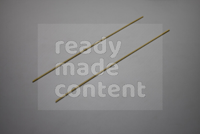 معكرونة إسباجيتي علي خلفية رمادية