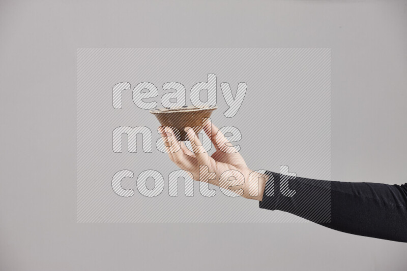 امرأة ترتدي عباءة سوداء تحمل أدوات فخارية مختلفة في أوضاع متعددة