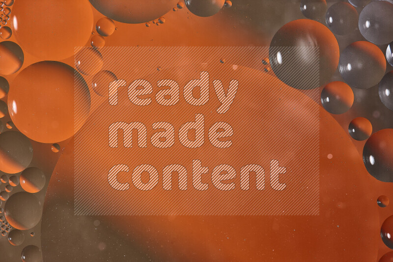 لقطات مقربة لفقاعات من الزيت على سطح الماء باللون البرتقالي والبني