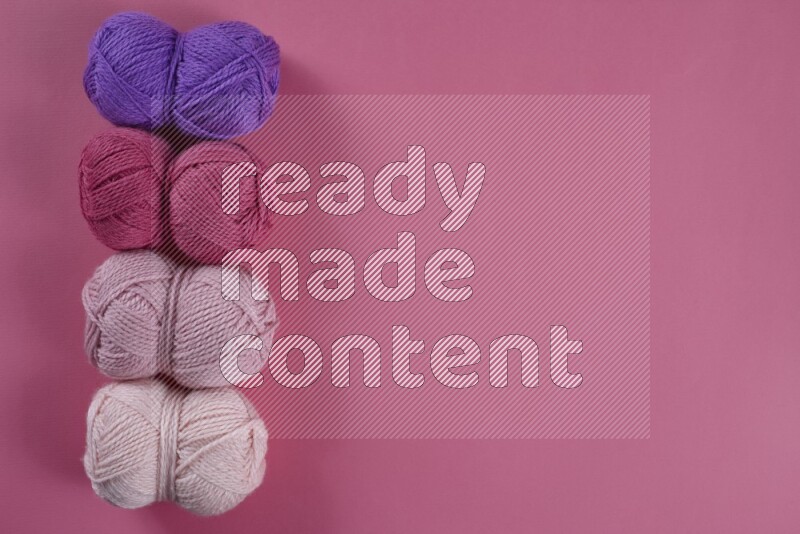 مجموعة من أدوات الخياطة والتفصيل أرجوانية وزهرية اللون على خلفية زهرية