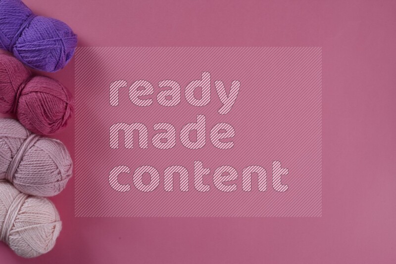 مجموعة من أدوات الخياطة والتفصيل أرجوانية وزهرية اللون على خلفية زهرية