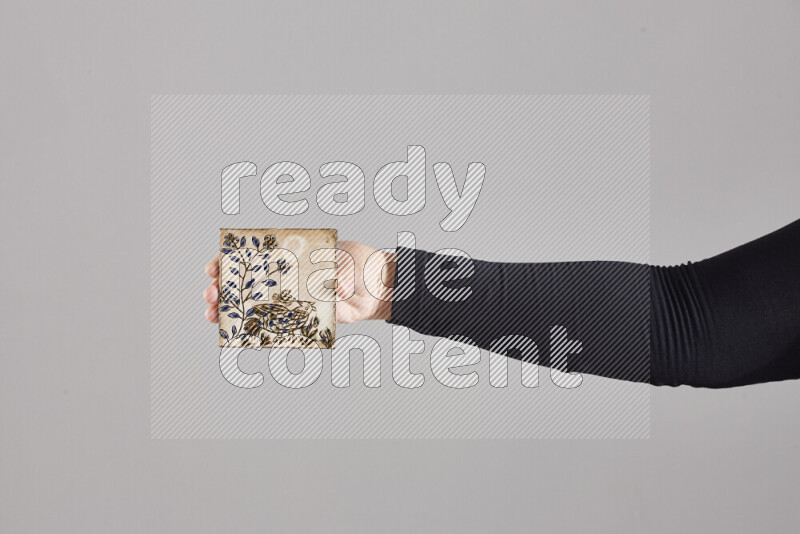 امرأة ترتدي عباءة سوداء تحمل أدوات فخارية مختلفة في أوضاع متعددة