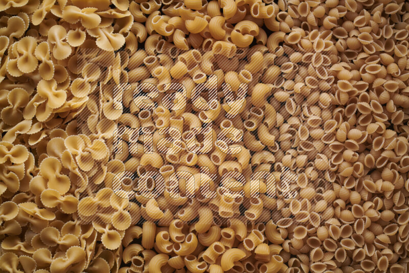 3 انواع معكرونة علي الخلفية كاملة