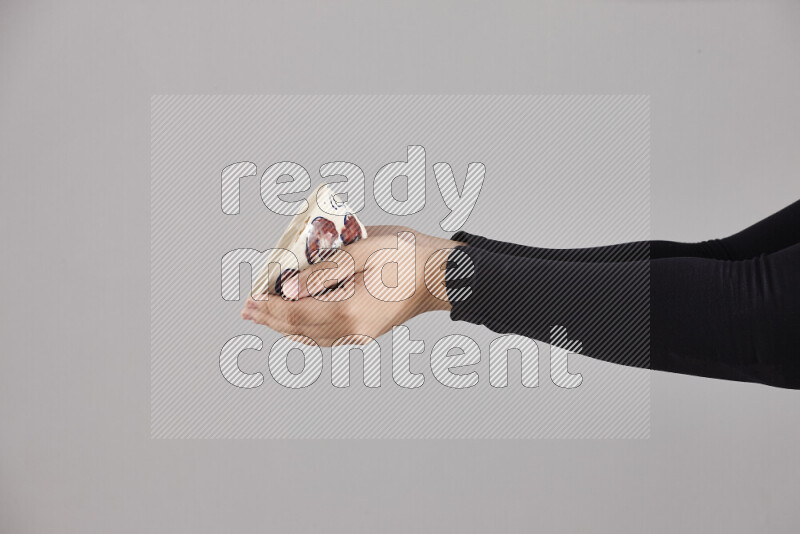 امرأة ترتدي عباءة سوداء تحمل أدوات فخارية مختلفة في أوضاع متعددة