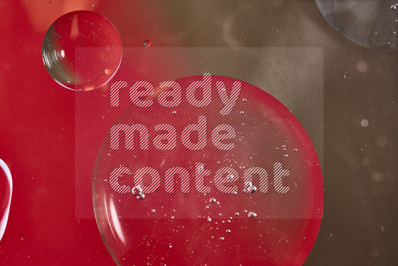 لقطات مقربة لفقاعات من الزيت على سطح الماء باللون الأحمر والبني