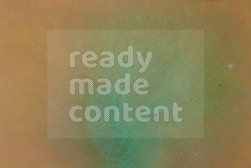 تلتقط الصورة تناثرا للطلاء الأخضر علي خلفية برتقالية