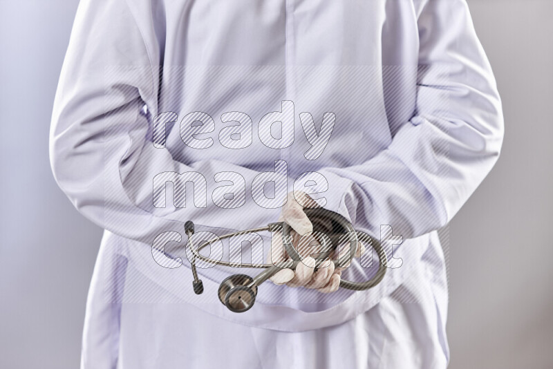 طبيبة ترتدي عباءة وملابس طبية في أوضاع متعددة