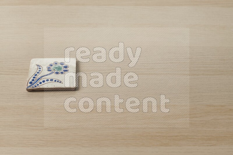 قواعد أكواب مزخرفة على خلفية خشبية فاتحة