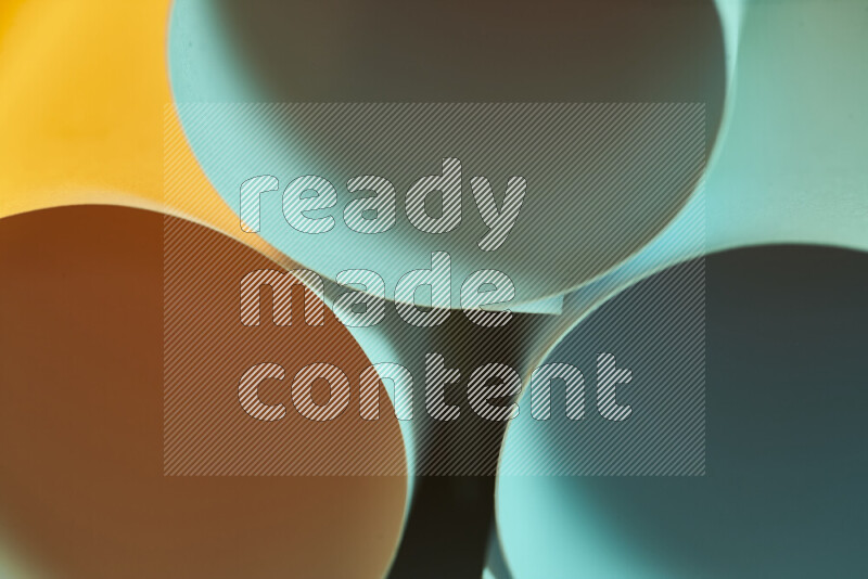 الصورة تعرض فن ورقي تجريدي بأشكال دائرية بدرجات متنوعة من اللون الأخضر والدرجات الدافئة