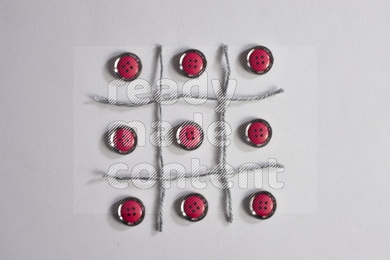 أزرار حمراء موضوعة علي خلفية رمادية