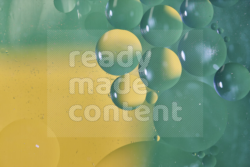 لقطات مقربة لفقاعات من الزيت على سطح الماء باللون الأخضر والأصفر