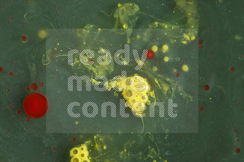 تلتقط الصورة تناثرا للطلاء الأحمر والأخضر والأصفر علي الخلفية