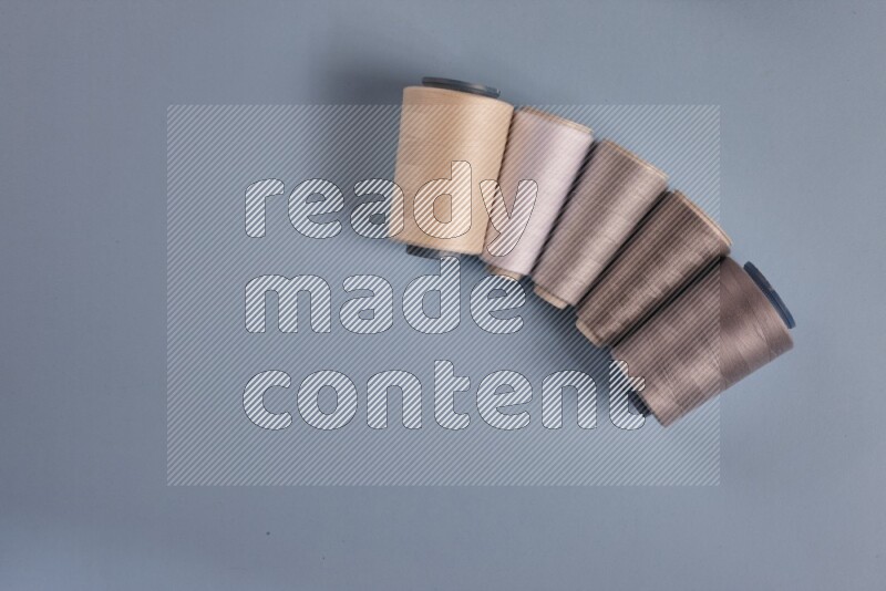 مجموعة من أدوات الخياطة والتفصيل رمادية اللون على خلفية زرقاء