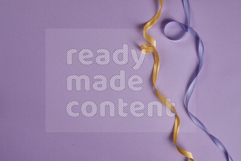 مجموعة من أدوات الخياطة والتفصيل صفراء وأرجوانية اللون على خلفية أرجوانية