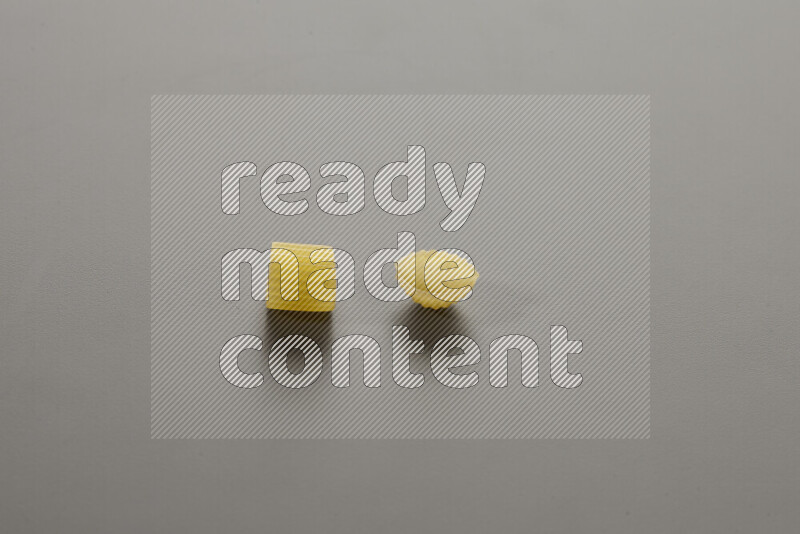 معكرونة خواتم مع أنواع أخري من المعكرونة علي خلفية رمادية