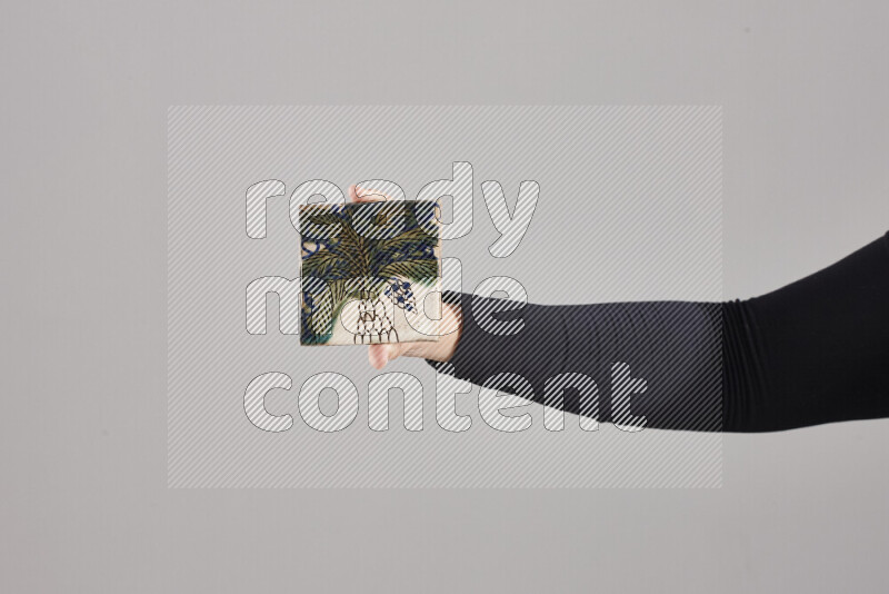 امرأة ترتدي عباءة سوداء تحمل أدوات فخارية مختلفة في أوضاع متعددة