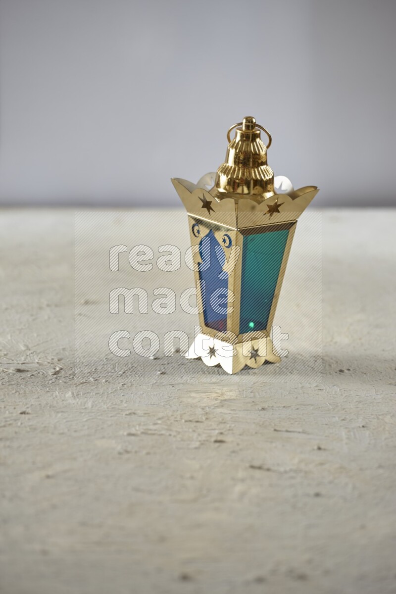 فانوس موضوع علي خلفية بيضاء