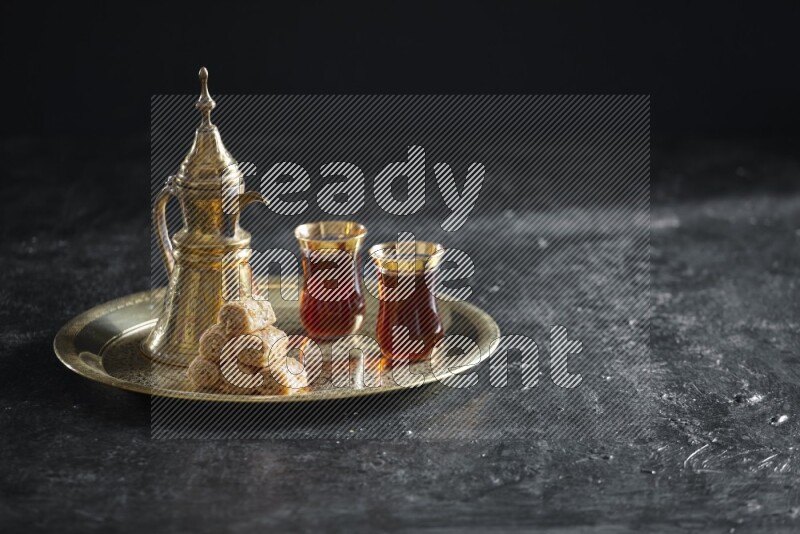 جلاش مع مشروب ساخن على صينية معدنية