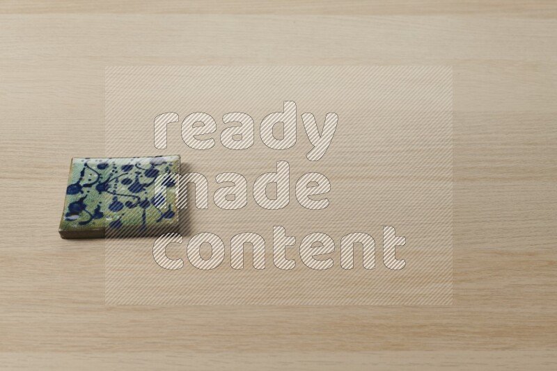 قواعد أكواب مزخرفة على خلفية خشبية فاتحة