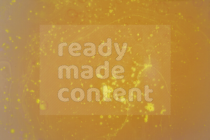 تلتقط الصورة تناثرا للطلاء الأصفر علي خلفية بيضاء