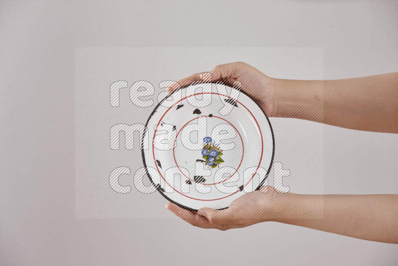 امرأة تحمل بيديها أدوات معدنية مختلفة في أوضاع متعددة