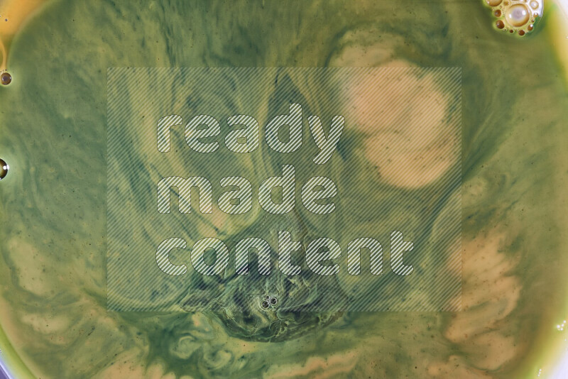 لقطة مقربة لأنماط دوامية باللون البرتقالي والأخضر