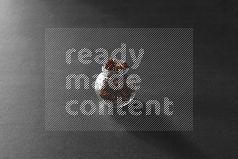 يانسون نجمي في وعاء زجاجي علي خلفية سوداء