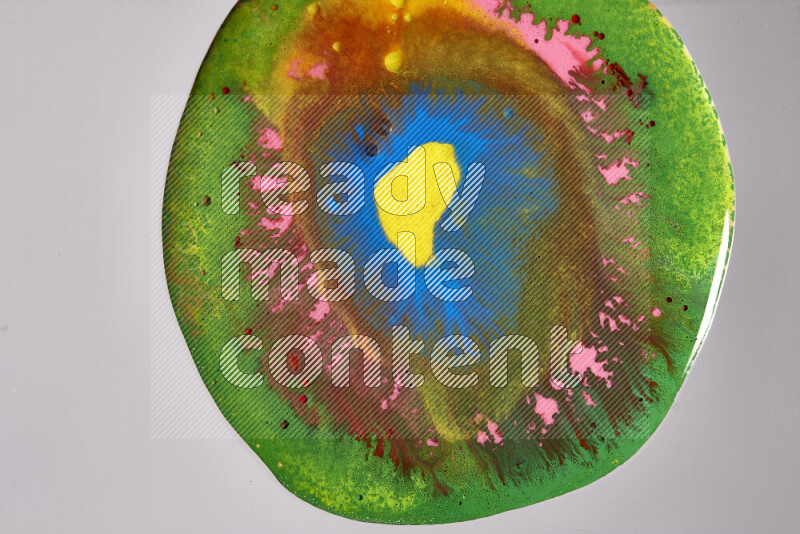 لقطات مقربة لألوان متنوعة تمتزج على خلفية رمادية