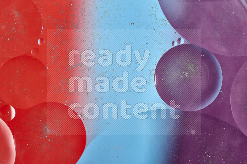 لقطات مقربة لفقاعات من الزيت على سطح الماء باللون الأزرق والأحمر والأرجواني