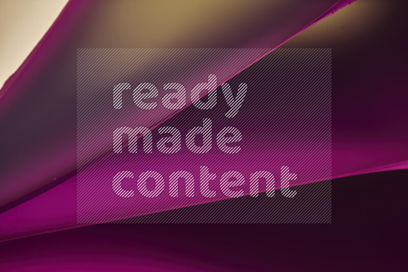 فن تجريدي يعرض منحنيات مع تدرجات الألوان الدافئة والباردة مكونه بضوء ملون