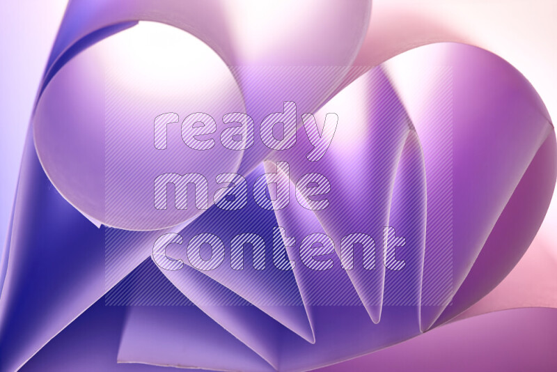 عرض فني لطيات الورق تخلق مزيج من الأشكال الهندسية، مضاءة بإضاءة ناعمة بدرجات اللون الارجواني