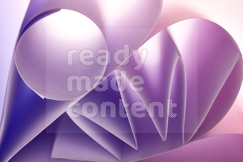 عرض فني لطيات الورق تخلق مزيج من الأشكال الهندسية، مضاءة بإضاءة ناعمة بدرجات اللون الارجواني