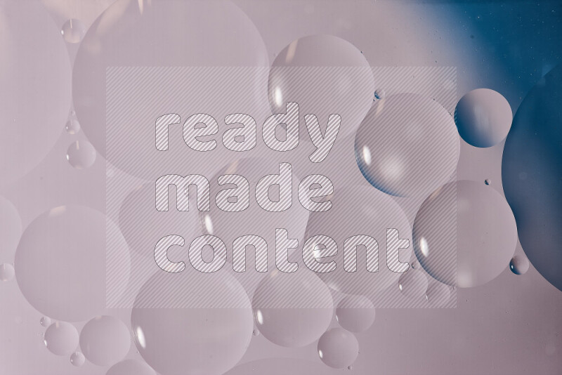 لقطات مقربة لفقاعات من الزيت على سطح الماء باللون الأبيض والأزرق