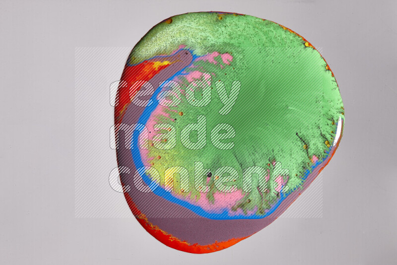 لقطات مقربة لألوان متنوعة تمتزج على خلفية رمادية