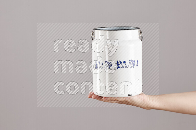 امرأة تحمل بيديها أدوات معدنية مختلفة في أوضاع متعددة