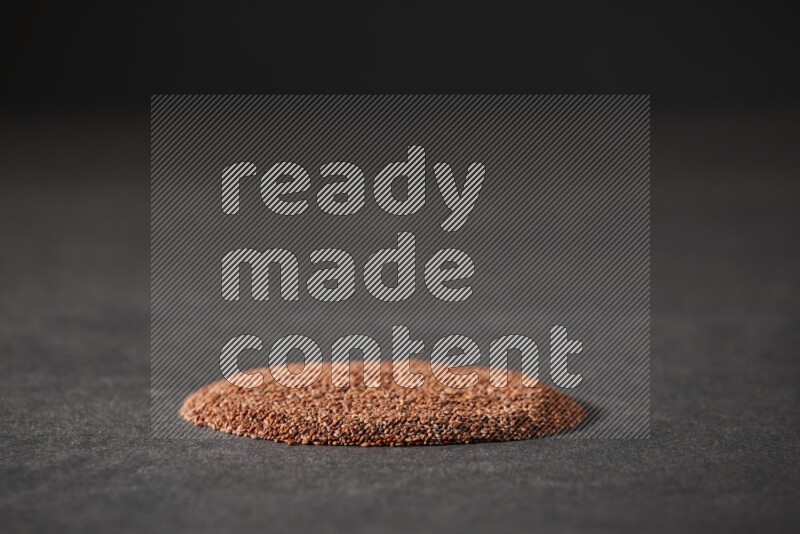 بذور حب الرشاد علي شكل دائرة علي خلفية سوداء