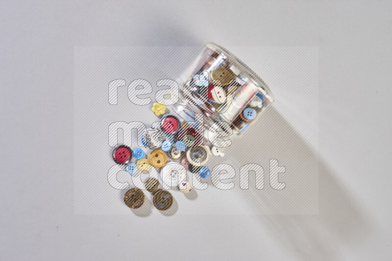 أزرار متنوعة مختلطة على خلفية رمادية