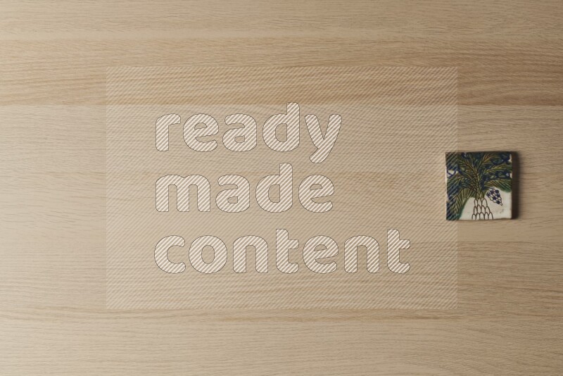 قواعد أكواب فخارية مزخرفة على خلفية خشبية فاتحة