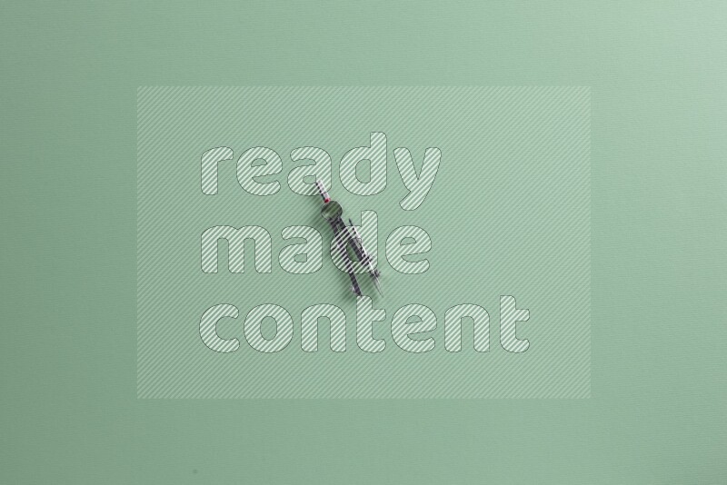 مستلزمات مدرسية مختلفة على خلفية خضراء