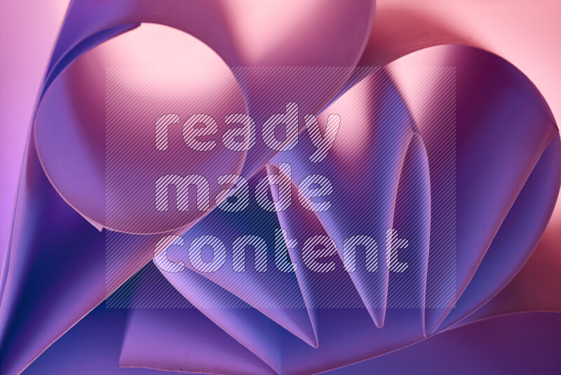 عرض فني لطيات الورق تخلق مزيج من الأشكال الهندسية، مضاءة بإضاءة ناعمة بدرجات اللون الارجواني