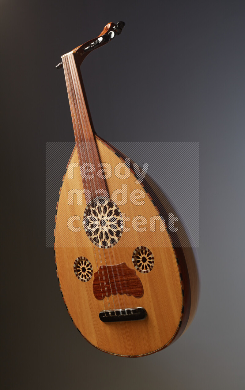 عودي خشبي بني على خلفية رمادية