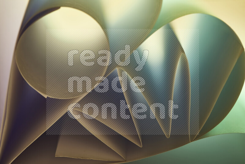 عرض فني لطيات الورق تخلق مزيج من الأشكال الهندسية، مضاءة بإضاءة ناعمة بدرجات اللون الأخضر والالوان الدافئة