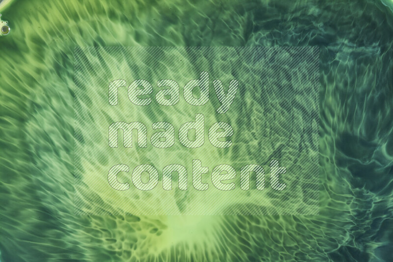 لقطة مقربة لأنماط دوامية بتدرجات اللون الأخضر