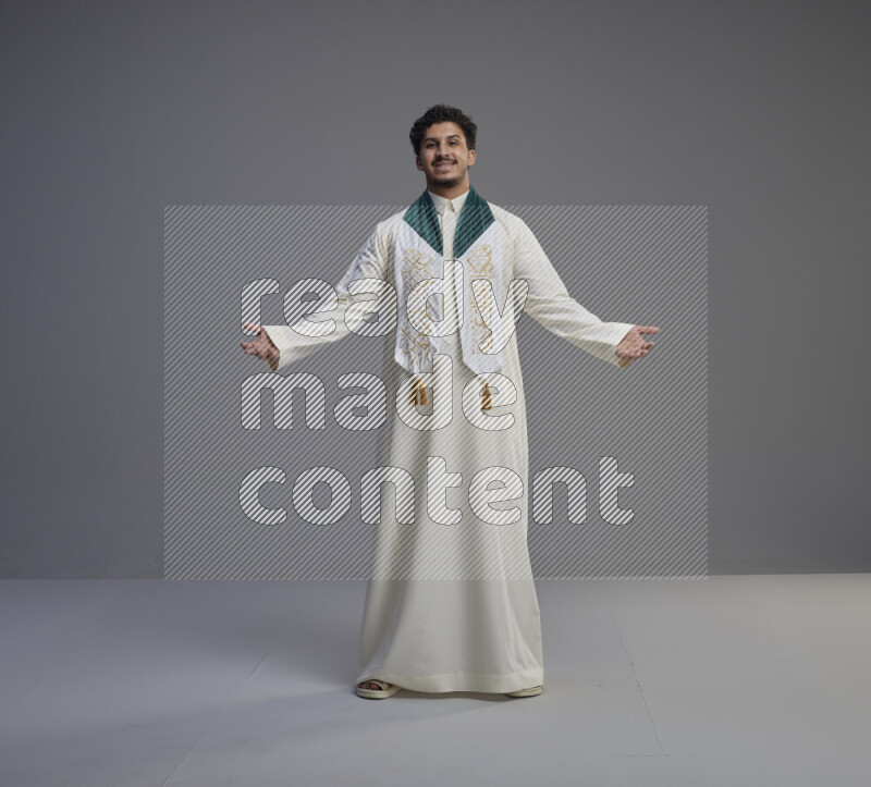 رجل سعودي يرتدي ثوب ابيض و شال يتفاعل مع الكاميرا