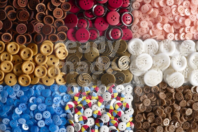 أزرار متعددة اﻷلوان موضوعة علي خلفية رمادية