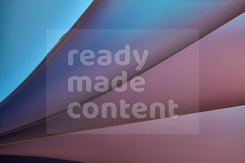 فن تجريدي يعرض منحنيات مع تدرجات الألوان الدافئة والباردة مكونه بضوء ملون