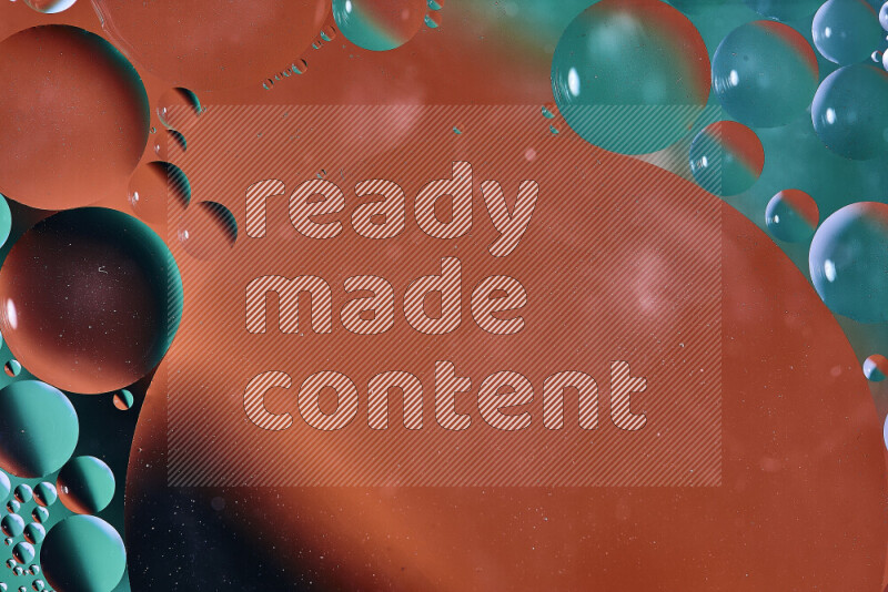 لقطات مقربة لفقاعات من الزيت على سطح الماء باللون الأخضر والبرتقالي