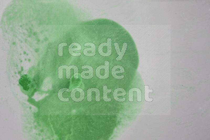 تلتقط الصورة تناثرا للطلاء الأخضر علي خلفية بيضاء